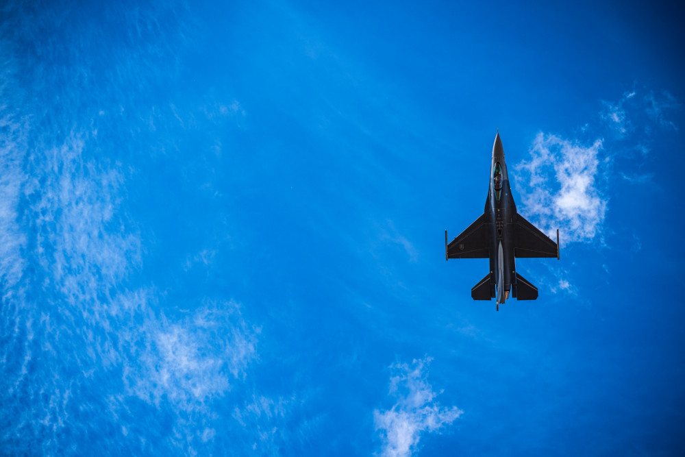 F16