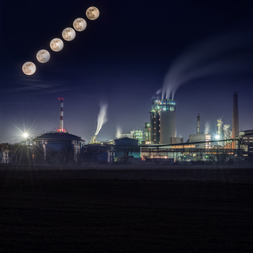 Supermesiac nad fabrikou