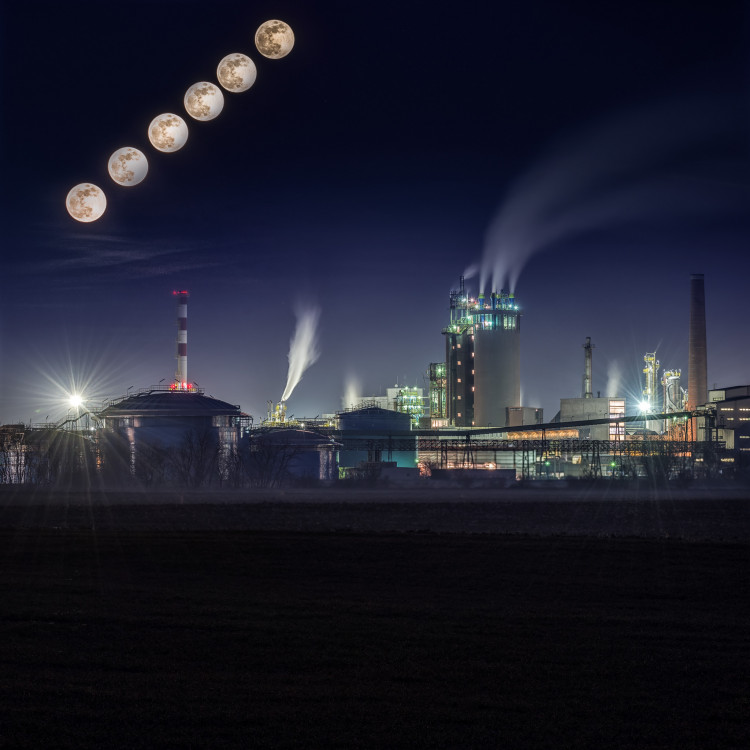 Supermesiac nad fabrikou