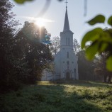 Riečnický kostolík v rannom slnku