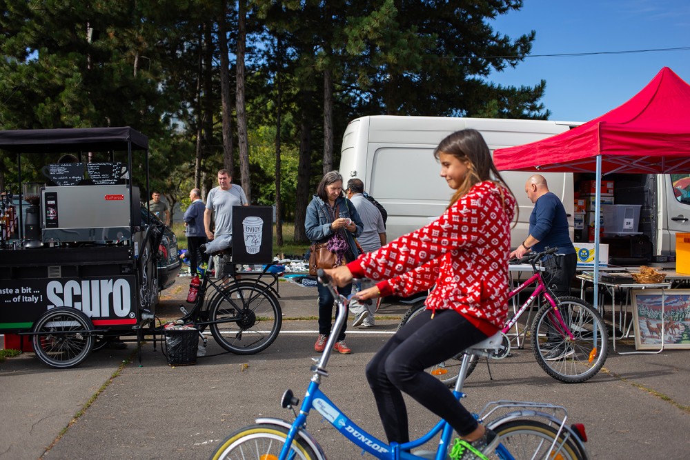 Dievčatko na bicykli