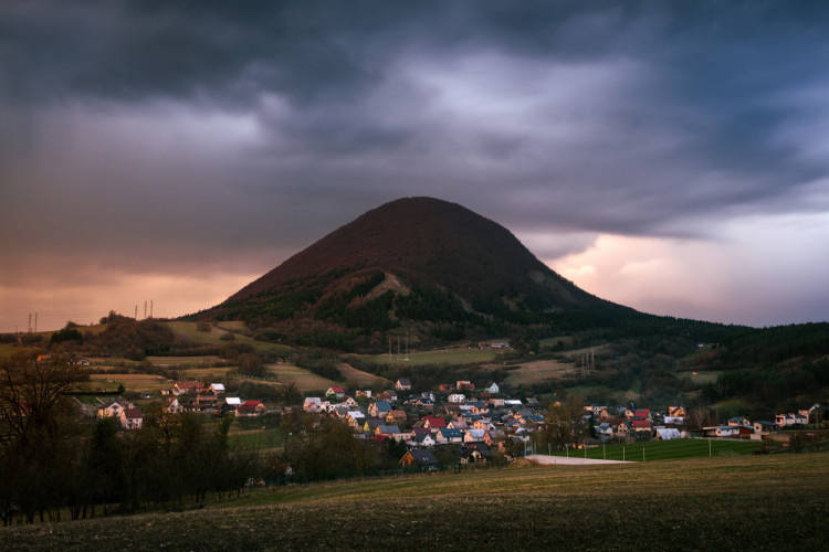 Prvé búrkové mračná nad Manínom