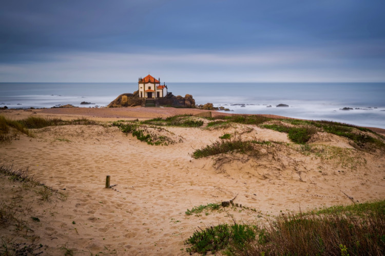 Kaplnka na okraji oceánu.