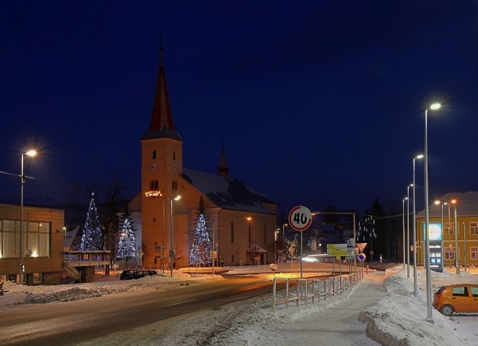 kostol. nočná fotografia