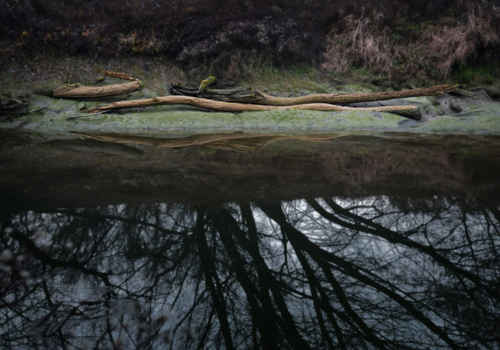 na druhej strane brehu..