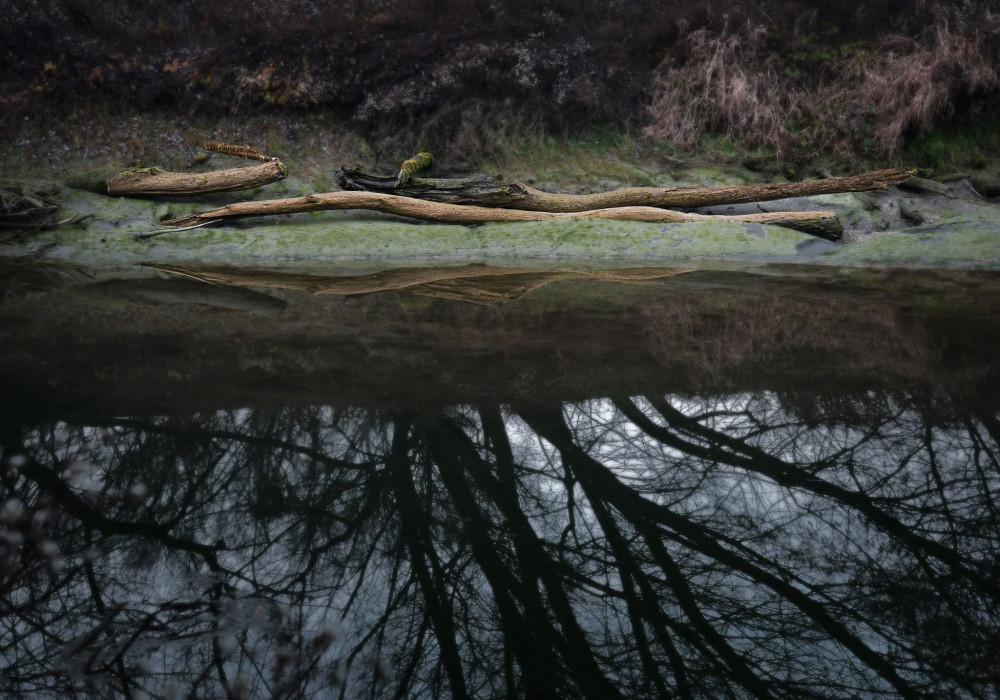 na druhej strane brehu..