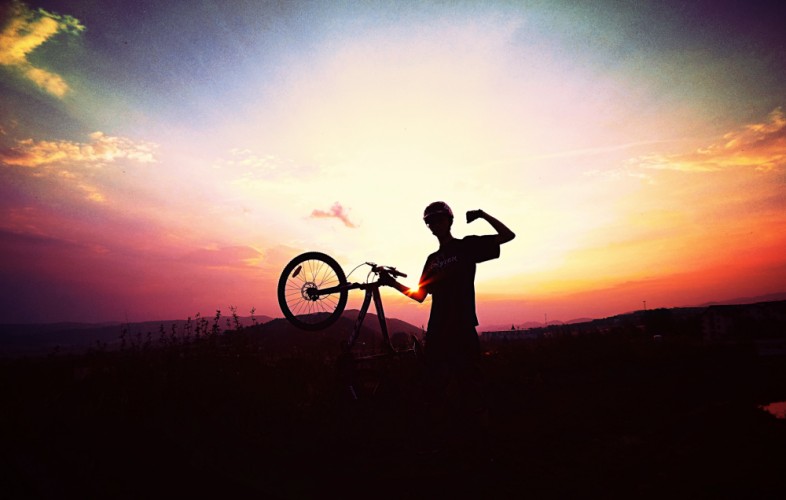 Biker podopiera slnko