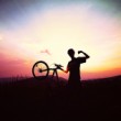 Biker podopiera slnko