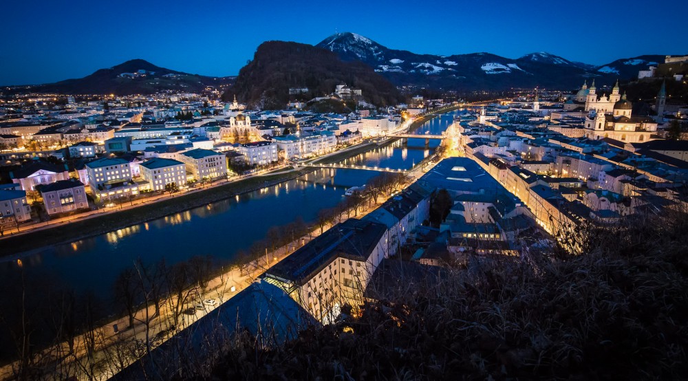 * Nočný Salzburg z ruky *