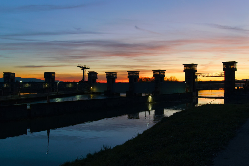 Trenčianske stavidlá pri západe slnka
