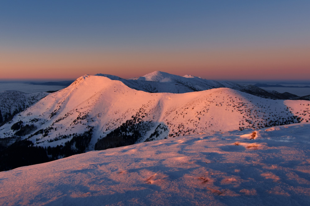Hrebeň Malej Fatry v prvých lúčoch nového dňa