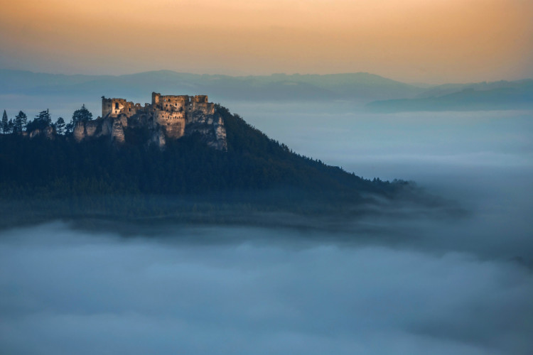 Lietavský hrad nad inverziou