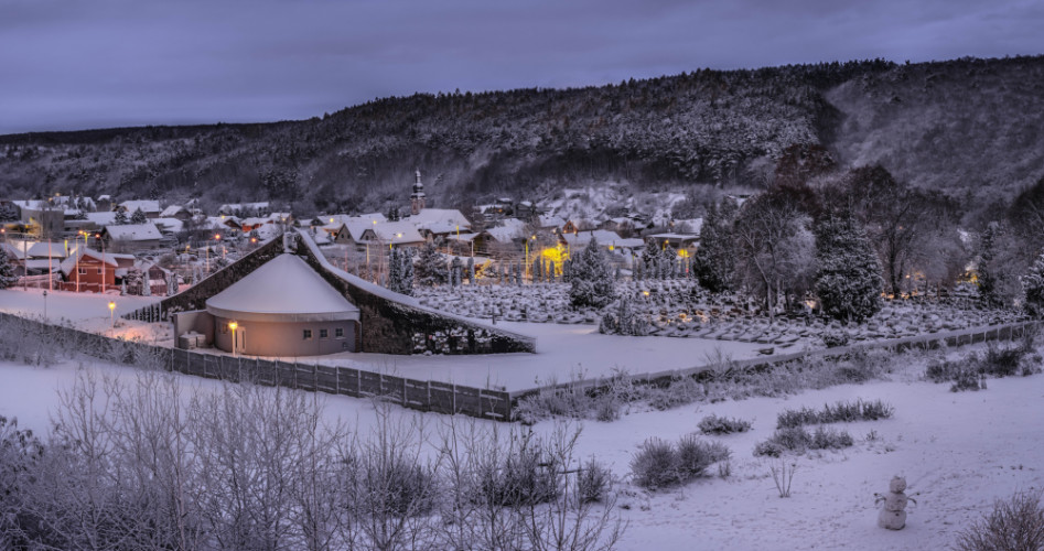 snehuliak v zasneženej krajine