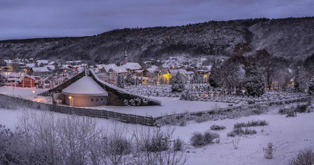 snehuliak v zasneženej krajine