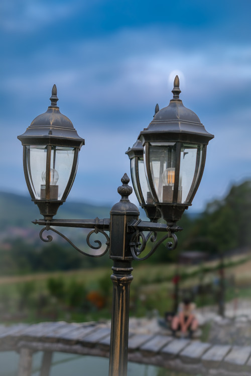 Lampy pri jazierku.