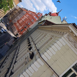 Ides po moste a na ľavo