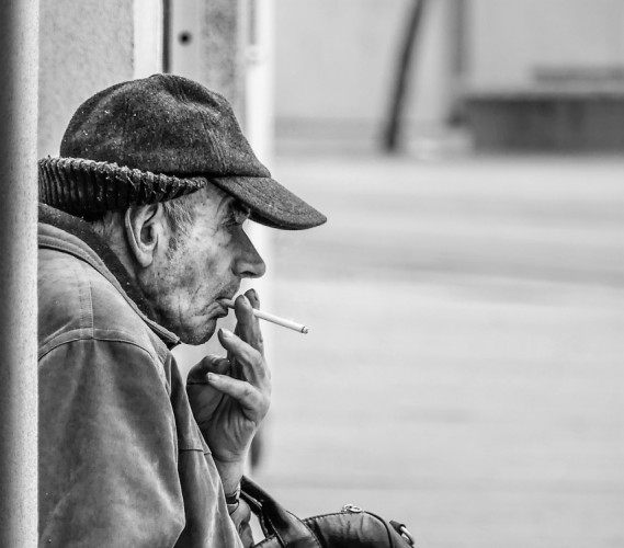 Muž s cigaretou