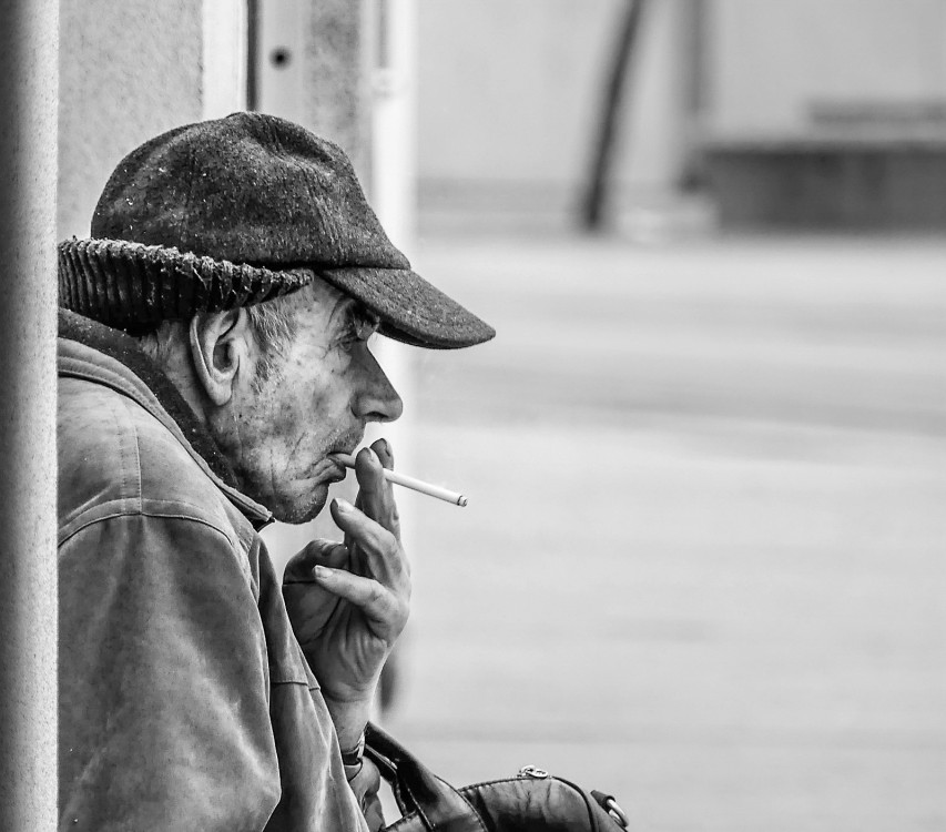 Muž s cigaretou