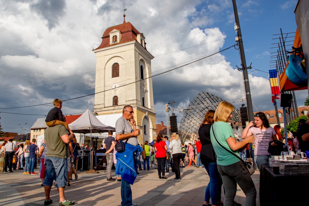 Mesto žije.