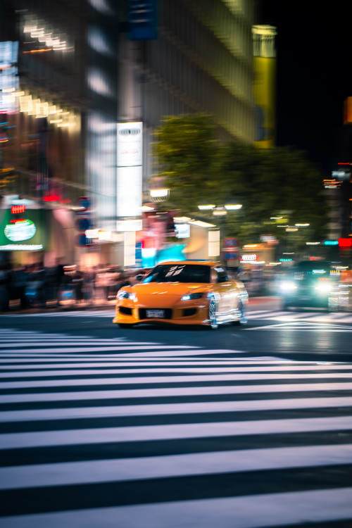 Žltá Mazda RX-8 v uliciach Tokia