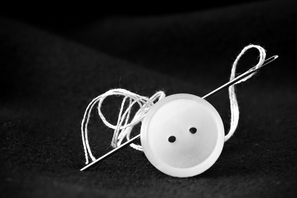 Biely gombík-biela niť