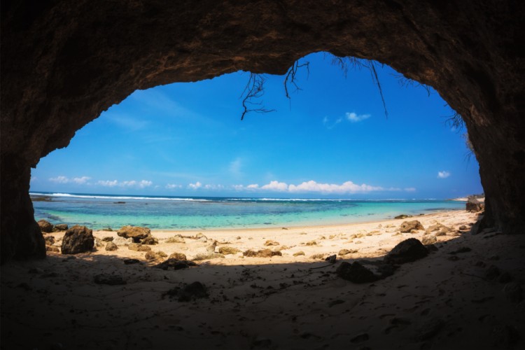 Jaskyňa na pláži Pandawa, Bali, Indonézia