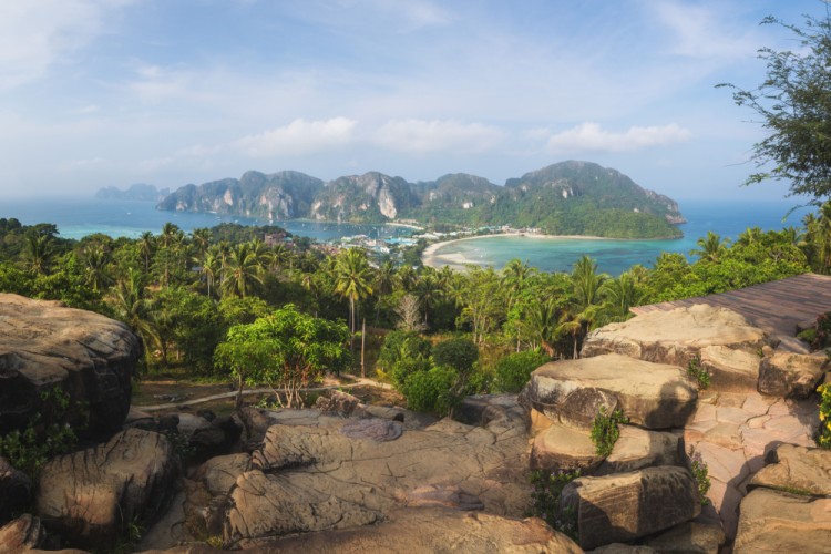 Výhľad na zátoku Ton Sai na ostrove Phi Phi Don, Thajsko