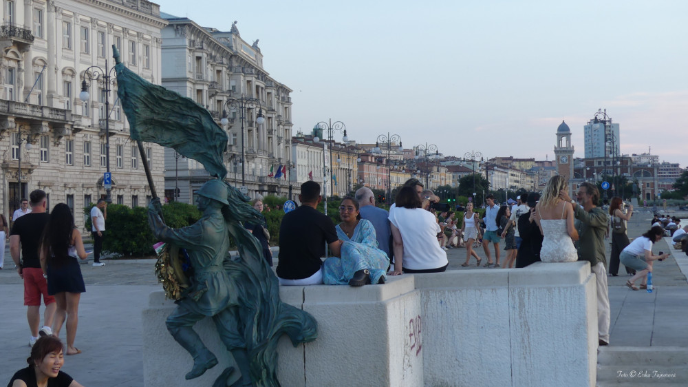 Čakanie na západ slnka, Triest