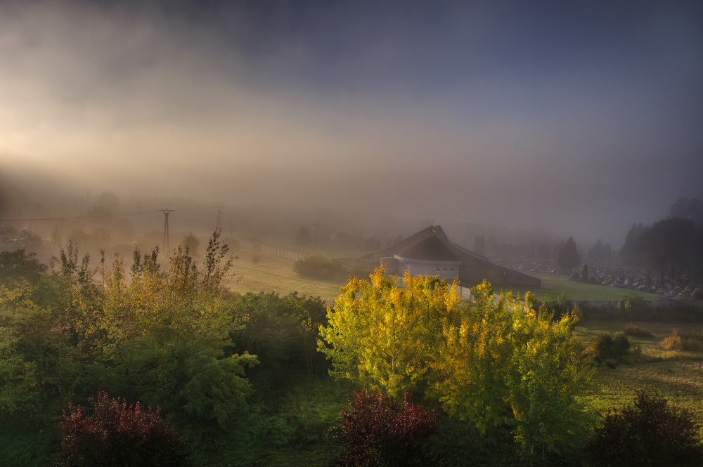 Dom smútku v rannej hmle.
