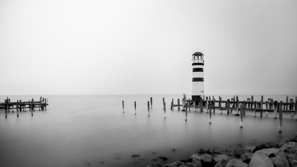 Z mnohých verzií zostala jedna. Bez farieb.  Bez rušenia.