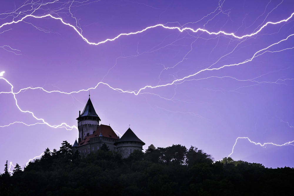 nad zámkom sa blýska