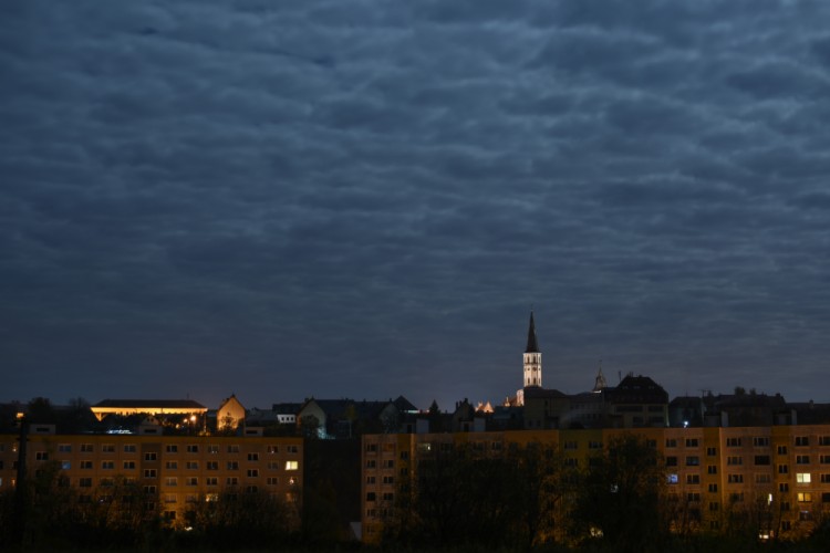 Mesto s rozprávkovou oblohou