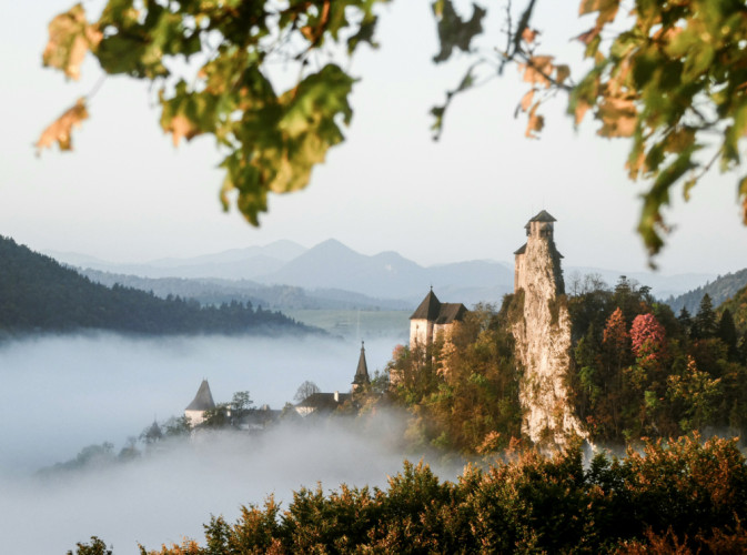 Oravský hrad v rannej hmle