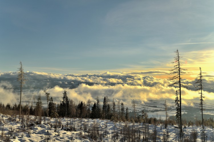 Slnko nad oblakmi