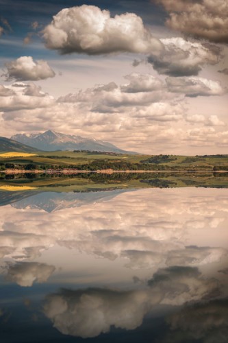 Liptovská Mara. V pozadí Kriváň. Vysoké Tatry