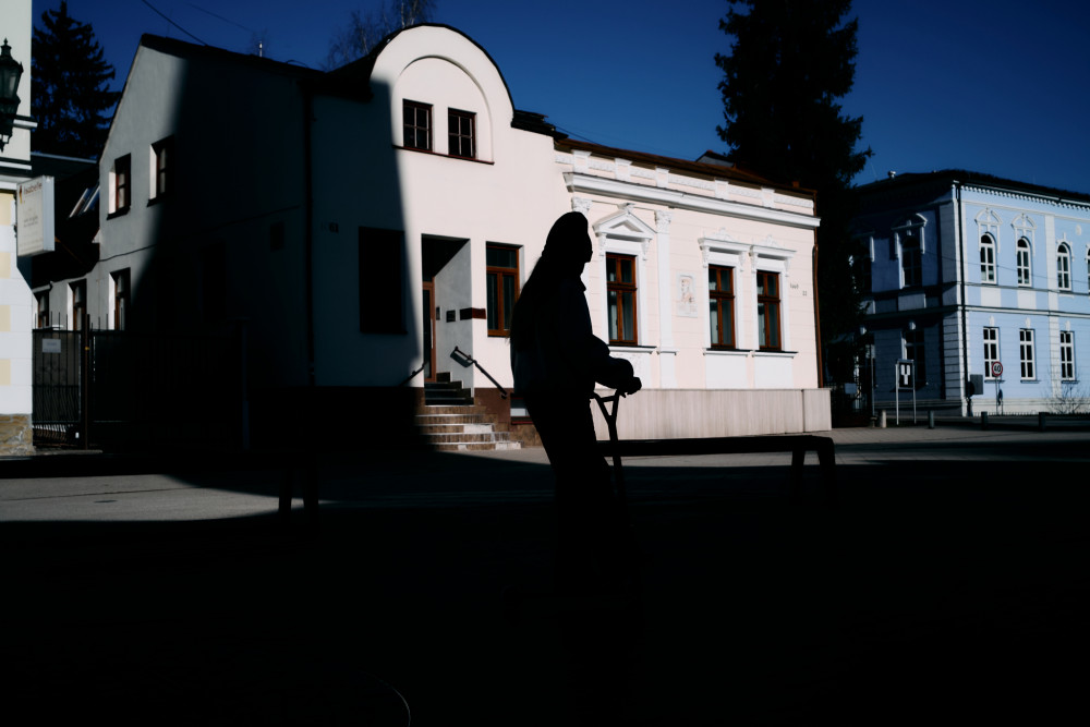 kolobežka, silueta vo farbe