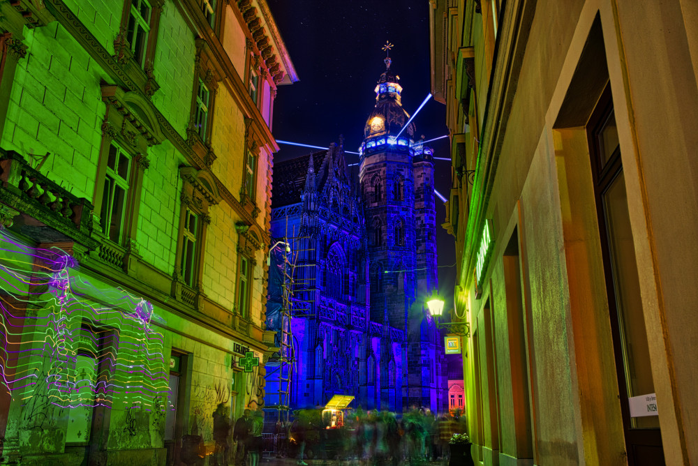 nočná v uliciach mesta