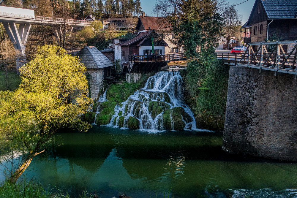 Posedenie nad vodopádom.