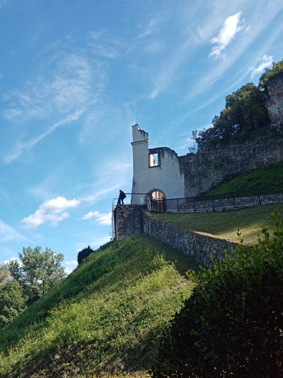 Kláštor a hradná pani