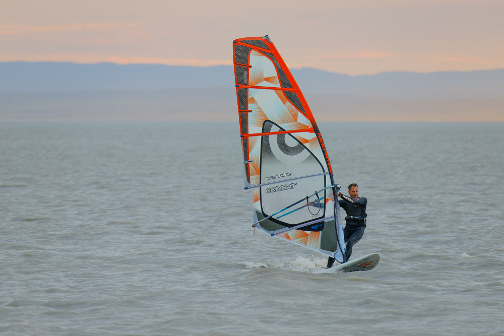 Sústredený surfer