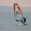 Sústredený surfer