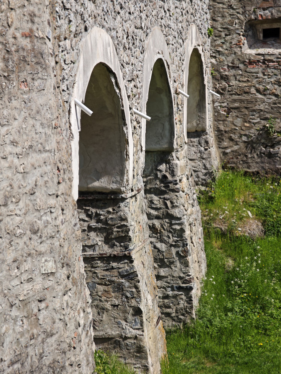 Most - Červený Kameň