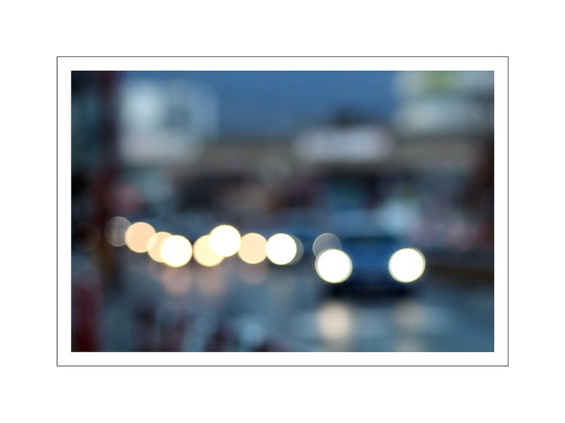 večerné svetlá áut