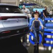 Chlapec z autosalónu