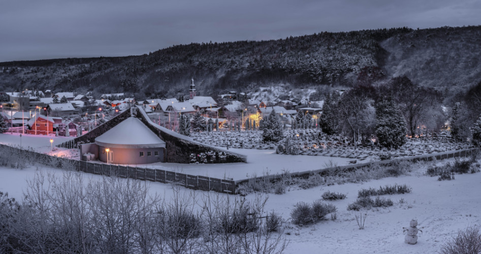snehuliak v zasneženej krajine