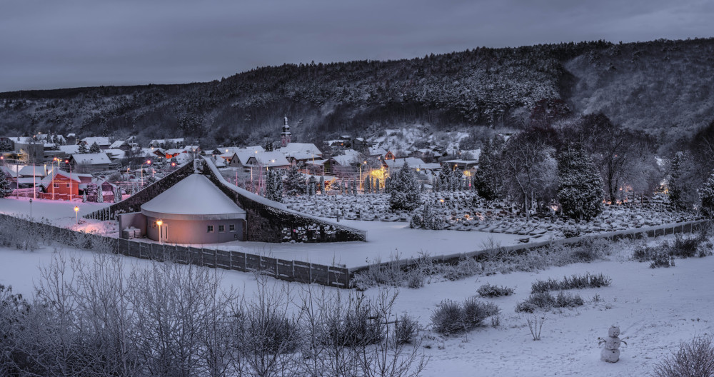snehuliak v zasneženej krajine