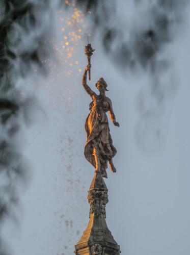 Aurora – Zornička s pochodňou v ruke.