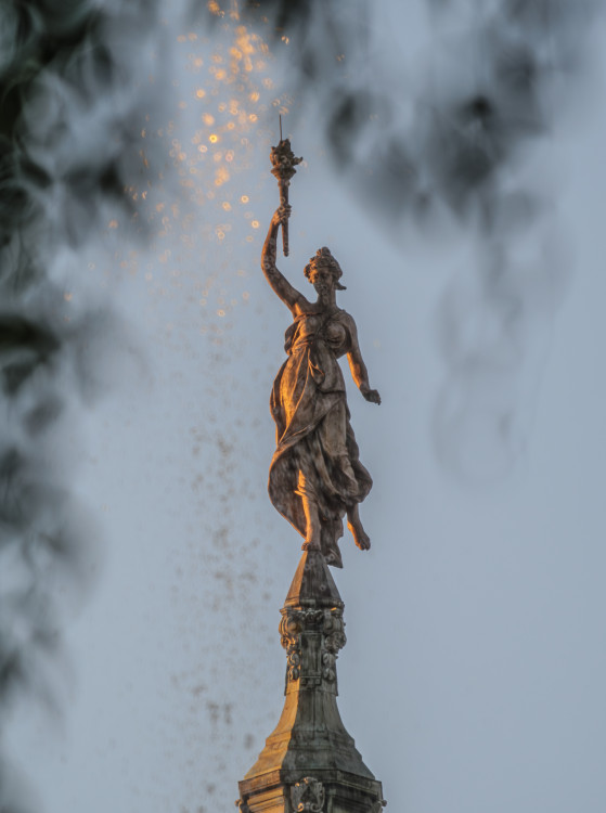 Aurora – Zornička s pochodňou v ruke.