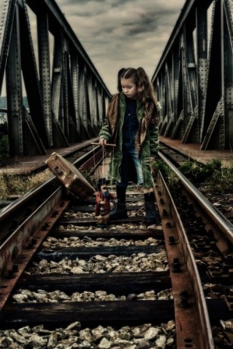 Děvčátko na kolejích
