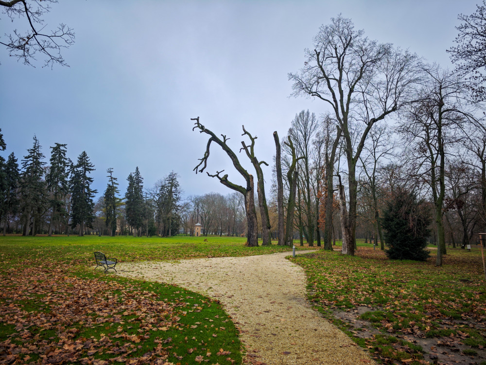 Park pri kaštieli vo Voderadoch